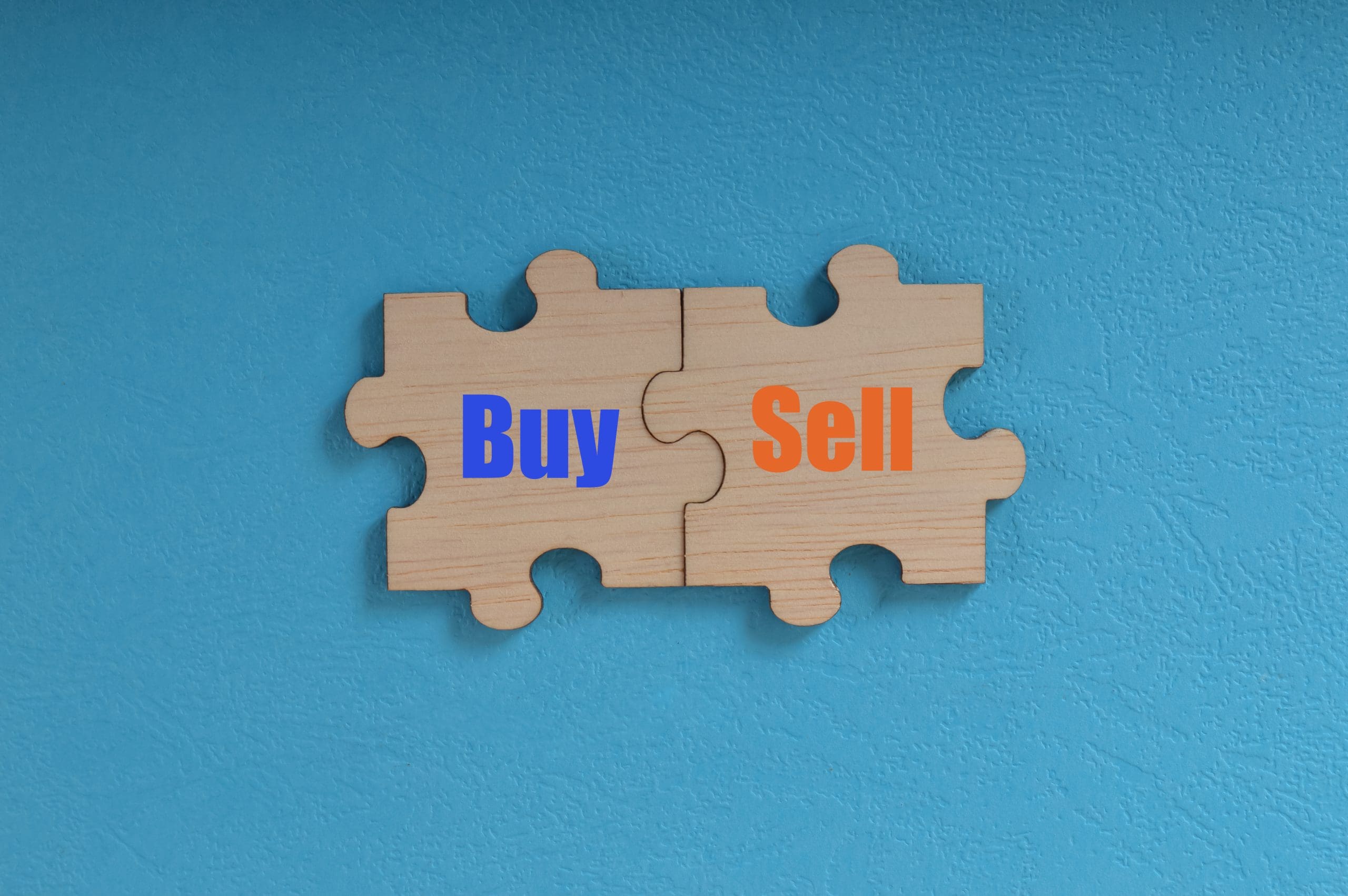 Selling and Buying Simultaneously: How to Coordinate Your Move