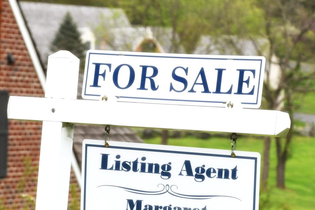 Listing Agent vs. Selling Agent: What's the Difference?  Listing Agents