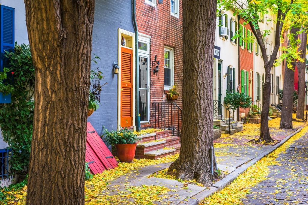 Choosing the Perfect Neighborhood: Expert Tips for Your Home Search: Visit the Neighborhood