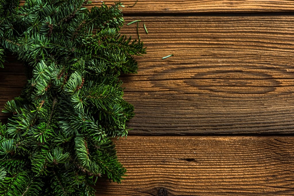 Deck the Halls or Not? The Holiday Dilemma for Home Sellers