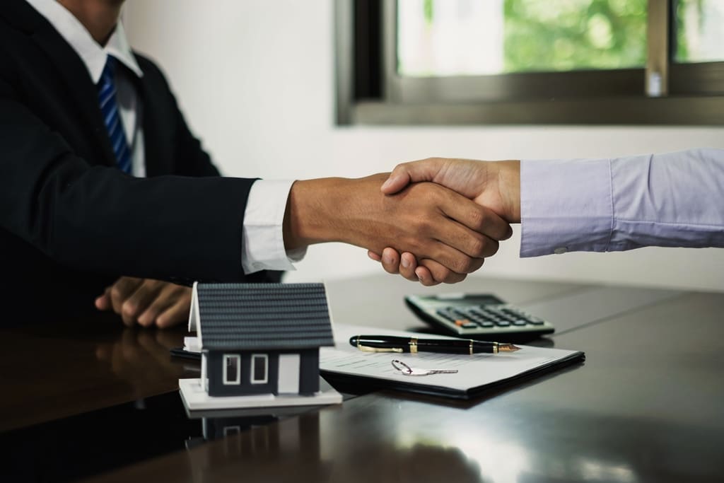 A Seller's Ultimate Guide on Handling Multiple Offers:  Smart Negotiation