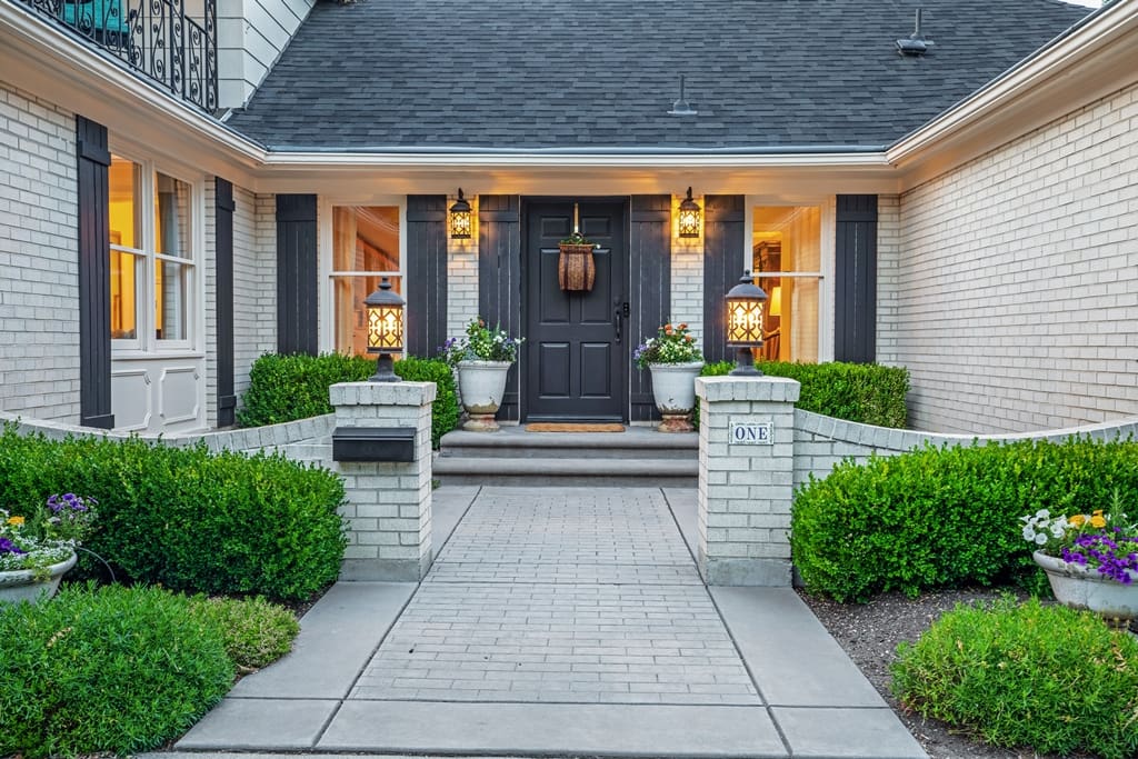 Competitive Neighborhood?  Expert Tips to Sell Your Home: Curb Appeal
