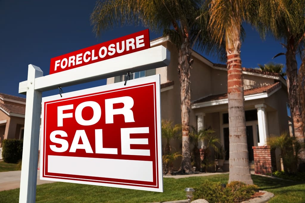 Should You Buy a Foreclosed Home? Expert Advice for Home Buyers: 
 Exploring the Pros and Cons
