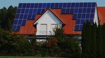 Is Installing Solar Panels on Your Roof the Right Choice? Pros, Cons, and Alternatives