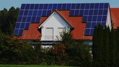 Is Installing Solar Panels on Your Roof the Right Choice? Pros, Cons, and Alternatives