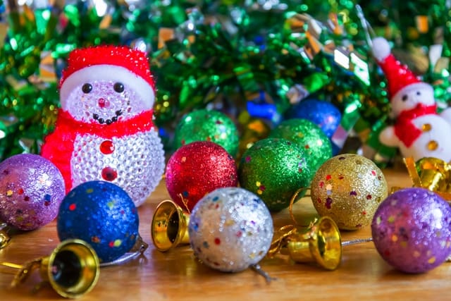 Should You Decorate Your Home When Selling Over the Holidays? Avoid Too Many Decorations