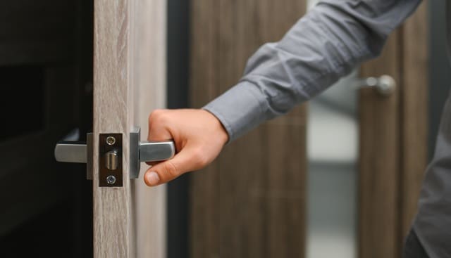 The Truth About Sellers at Open Houses: Stay or Go for Better Offers?